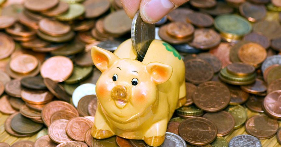 豚の貯金箱とコイン