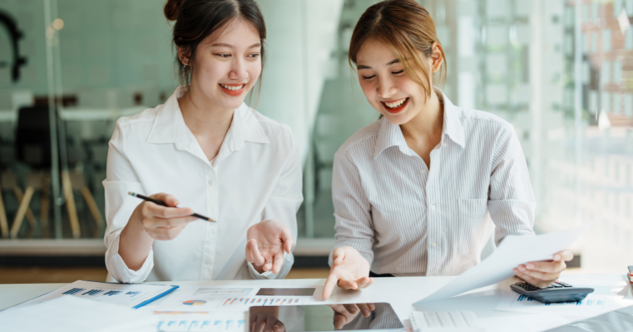 EC事業の打ち合わせをする女性二人