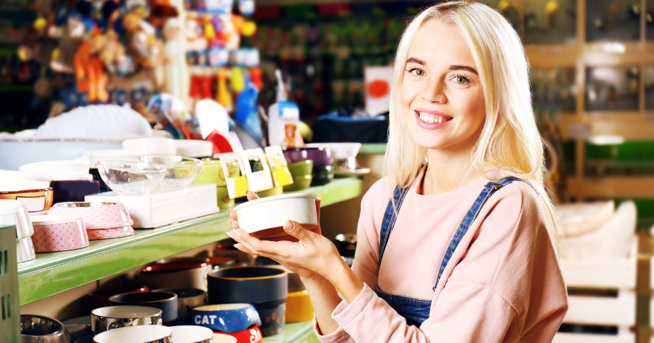 お店で雑貨を手に取る女性