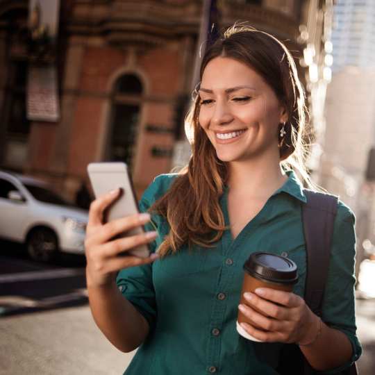 Woman_Smiling_With_Samsung