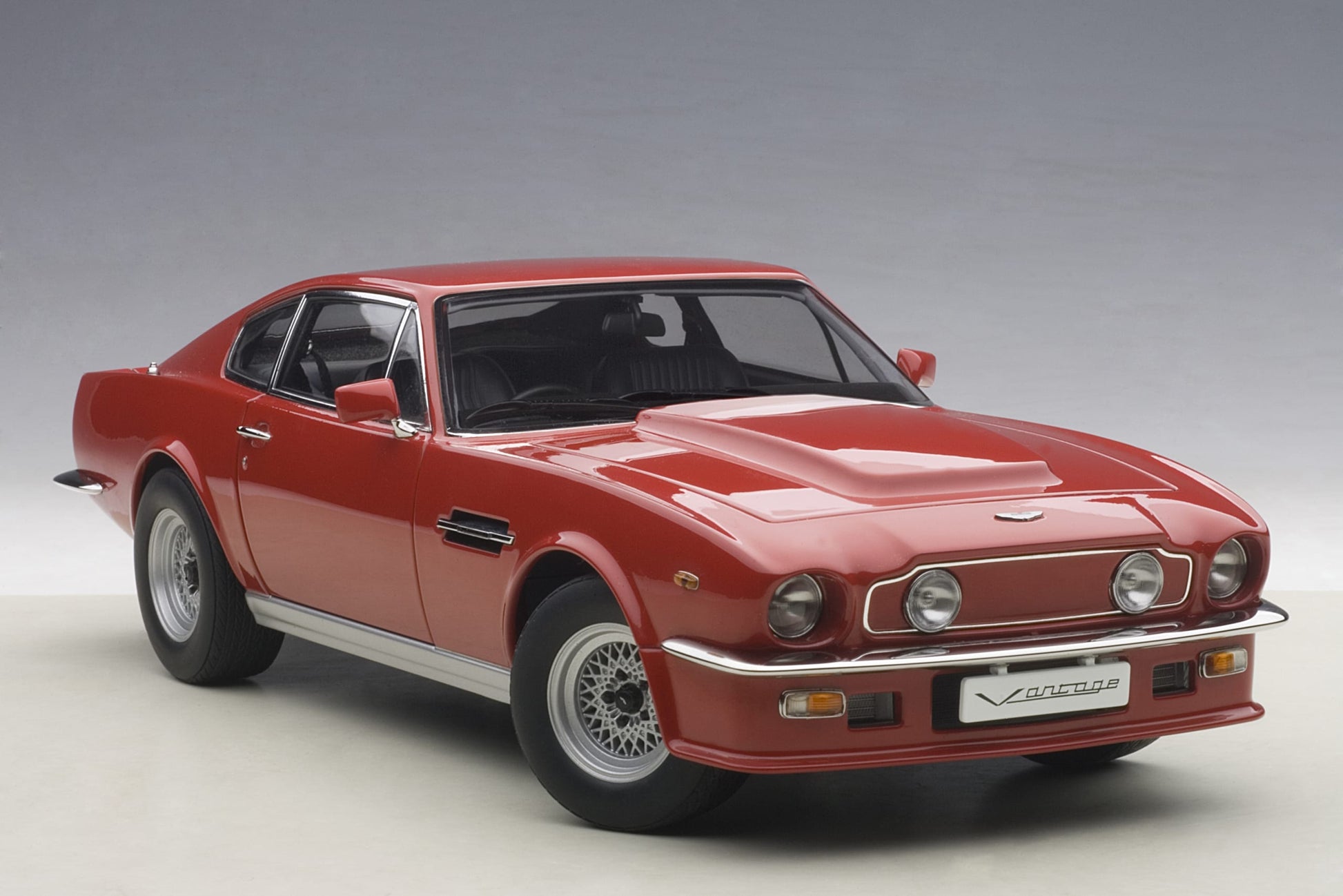 AUTOart 1:18 Aston Martin V8 Vantage 1985 (Suffolk Red) 70222