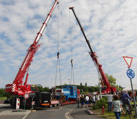 Joint cranes lifting the 14 ton loco