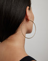  Jennifer Fisher - 3'' Thread Hoops on model - Yellow Gold