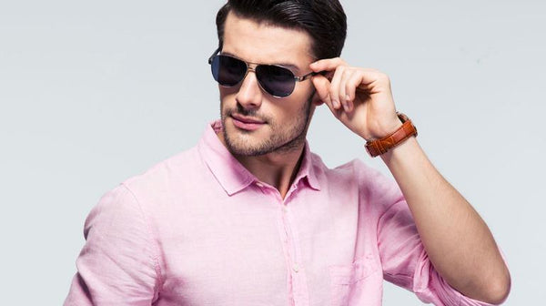 homme portant une chemise streetwear rose