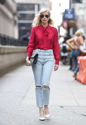 jeans streetwear avec haut en rouge porter par une femme 