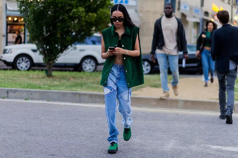 femme portant un crop top avec un jeans denim streetwear