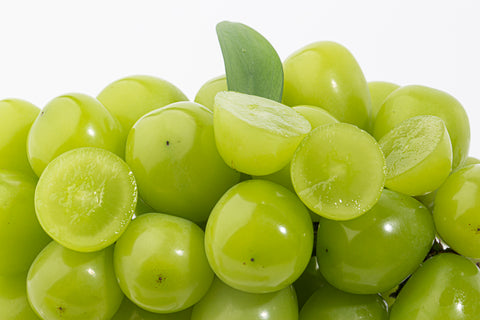 eating shine muscat grapes