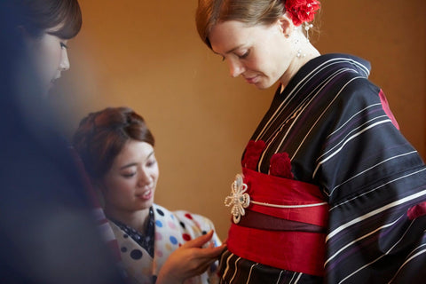 A non Japanese person wearing a kimono