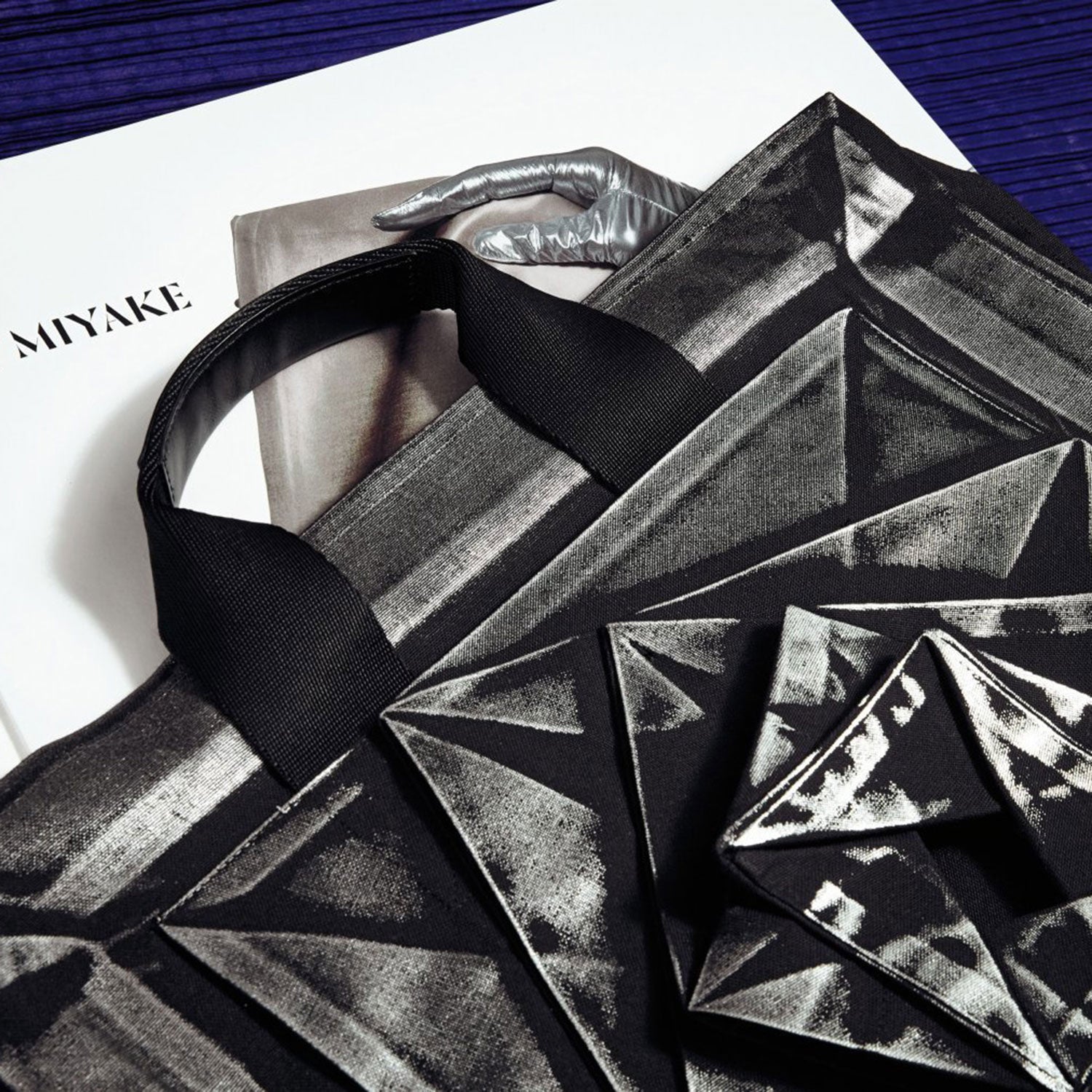 ISSEYMIYAKE イッセイミヤケ TASCHEN-