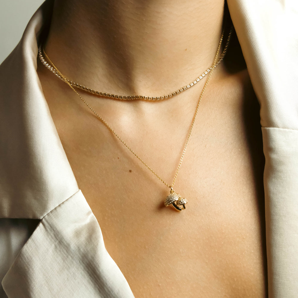 How to Layer Necklaces: 8 Ways to Master the Layered Necklace Style –  Bonito Jewelry