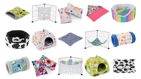 accessoires pour cochons d'inde de la marque Kavee sur fond blanc comprenant des maisons, des tunnels polaires, des tapis et des coussin