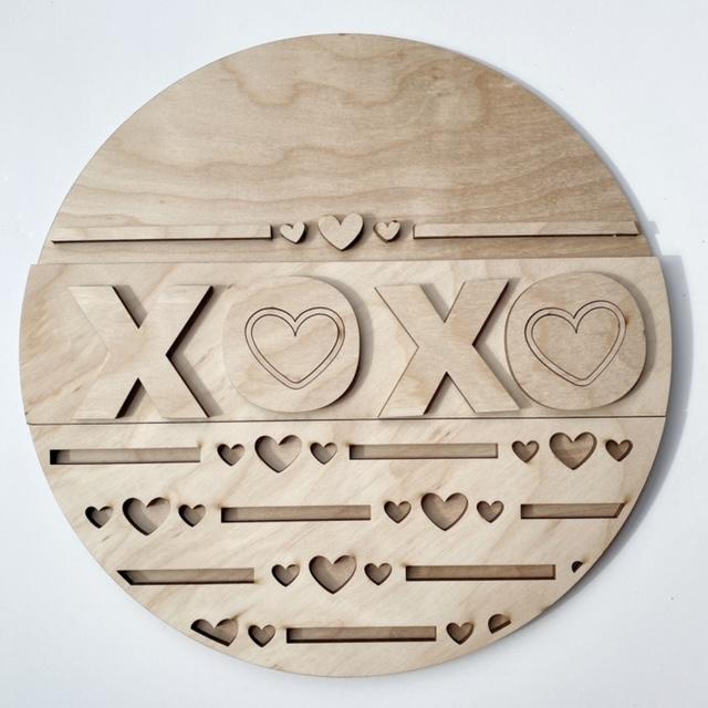 XOXO Heart Cutout Valentine's Day Round Doorhanger