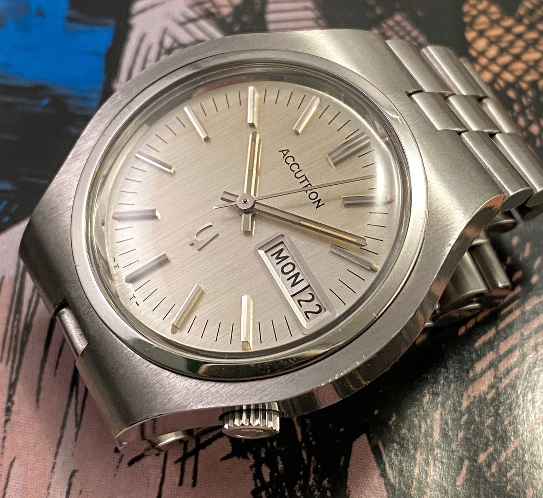 HANDSOME~1973 ACCUTRON 218 DAY/DATE – RETROWATCHGUY