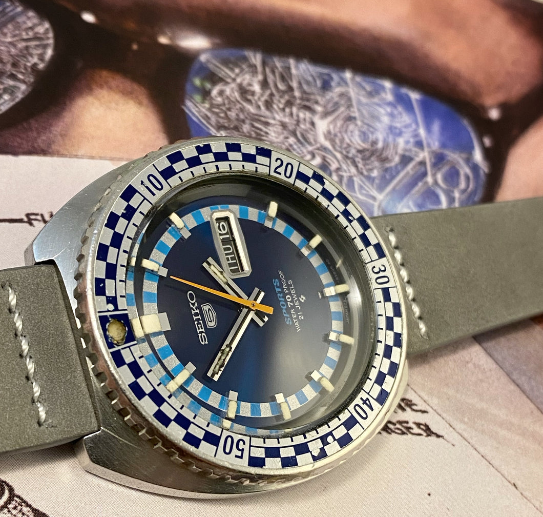 SEIKO5 SPORTS  チェッカーベゼル1969年製  オリジナルケース付ケースはほぼ新品です