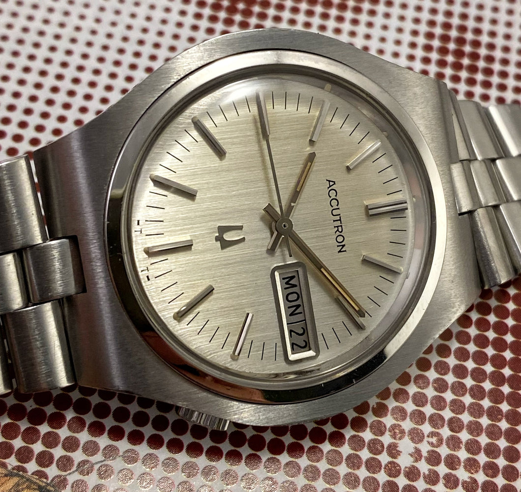 HANDSOME~1973 ACCUTRON 218 DAY/DATE – RETROWATCHGUY