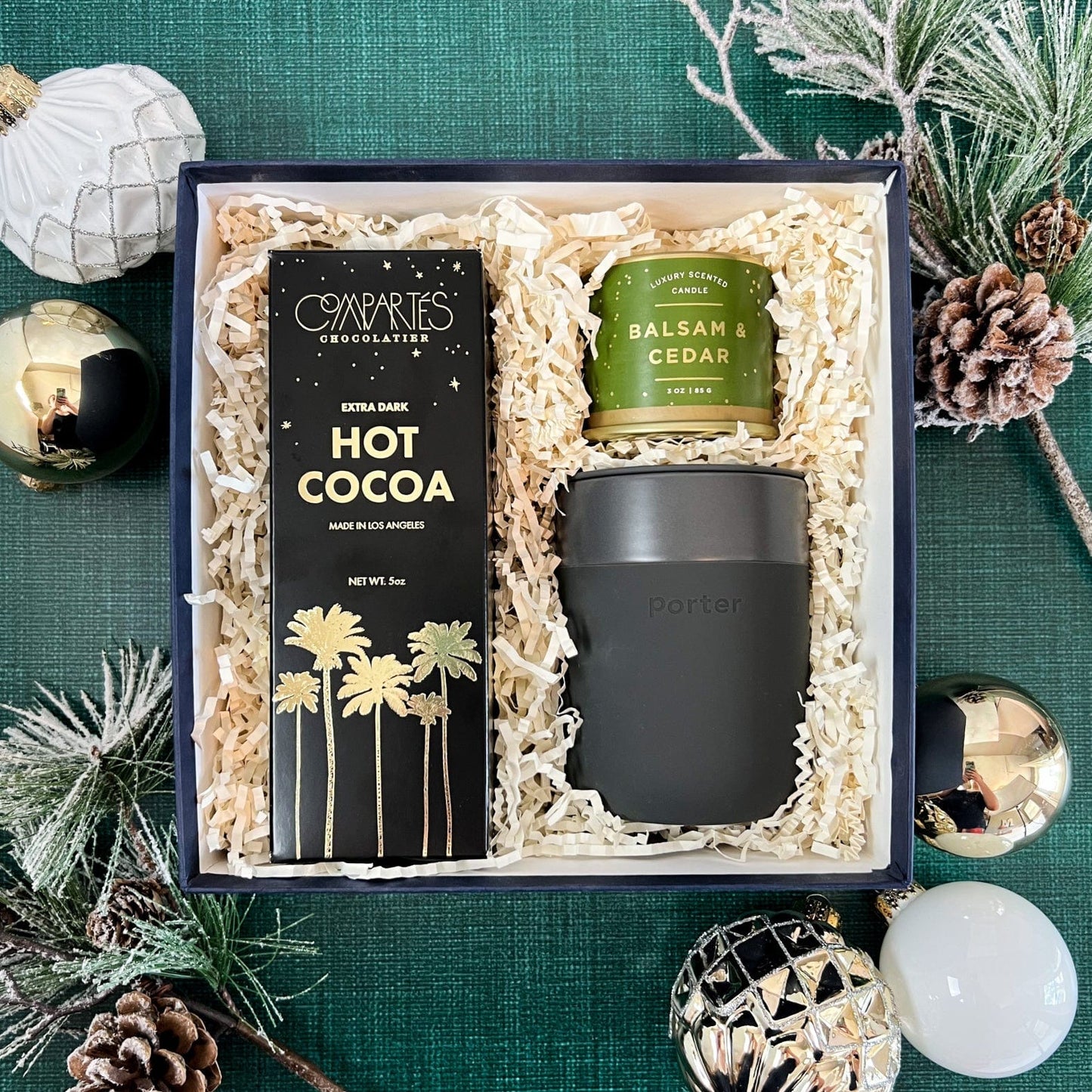 https://cdn.shopify.com/s/files/1/1981/2351/products/CupOfCozyHolidayGiftBox_1445x.jpg?v=1664419133