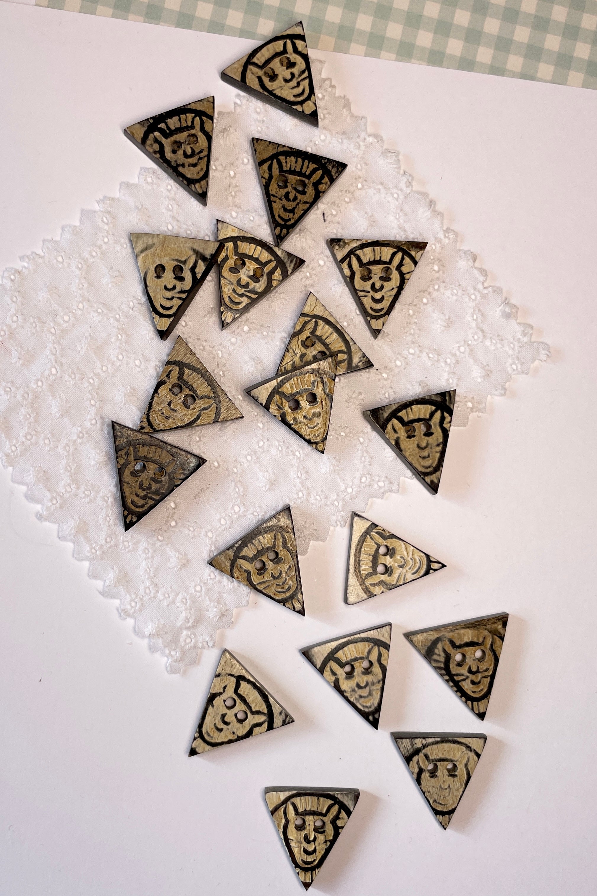 Buttons Triangle Cat x 30 Pieces