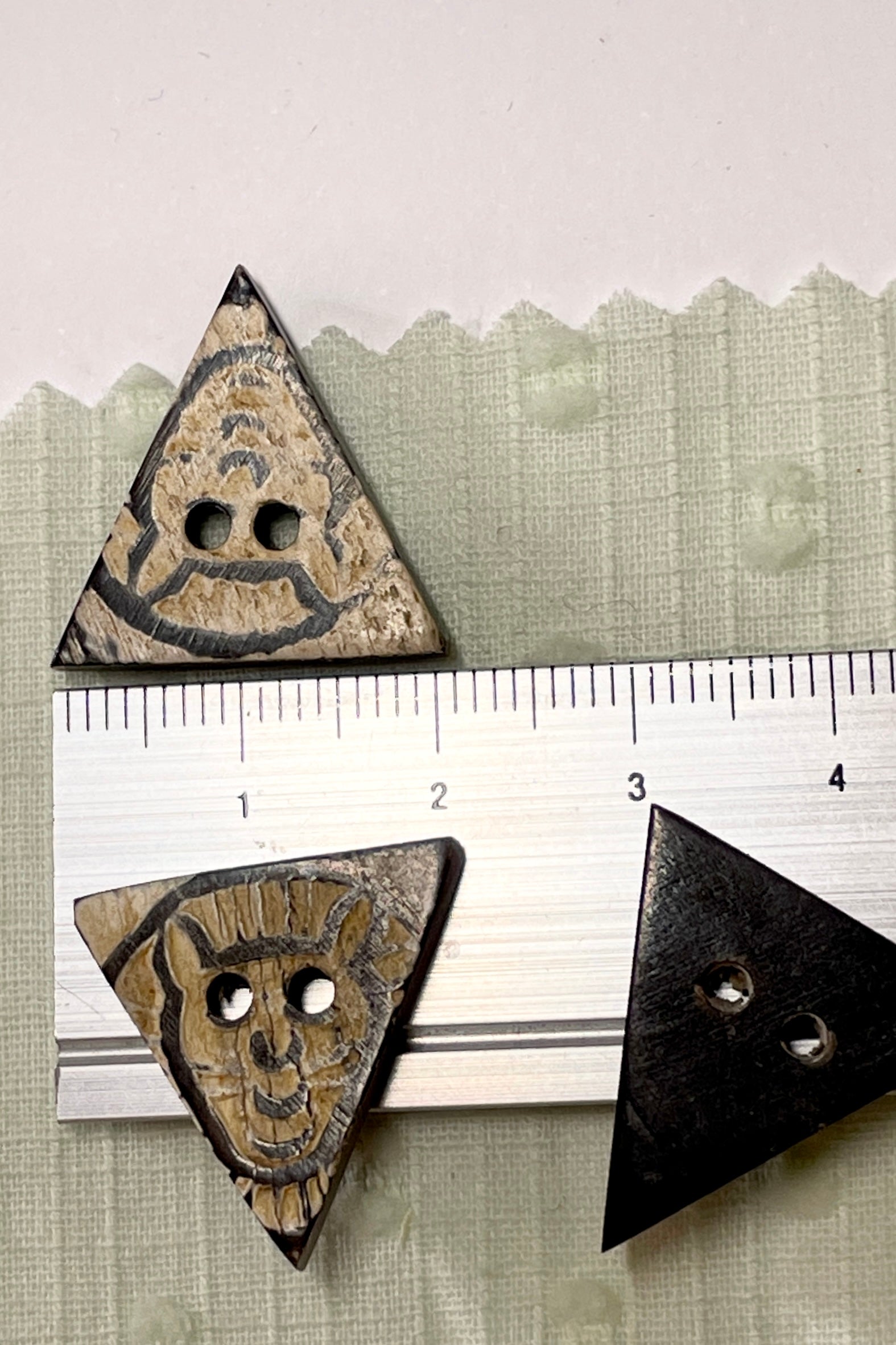 Buttons Triangle Cat x 30 Pieces