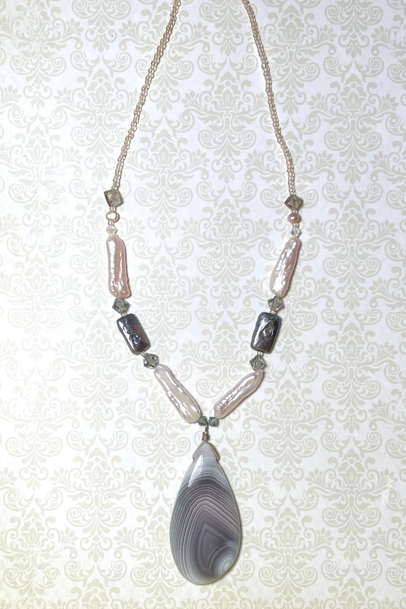 Necklace Misty Agate Stone and Pearls