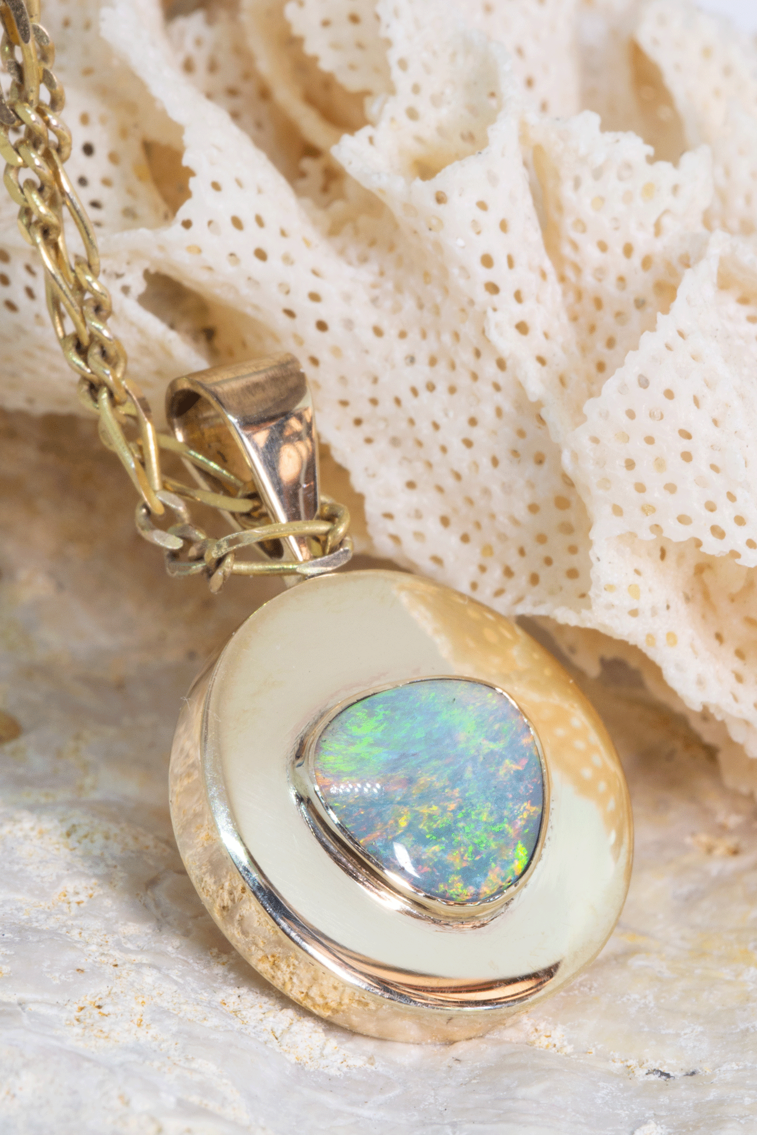 Vintage Pendant Magic Circle with Australian Opal in 9ct Gold