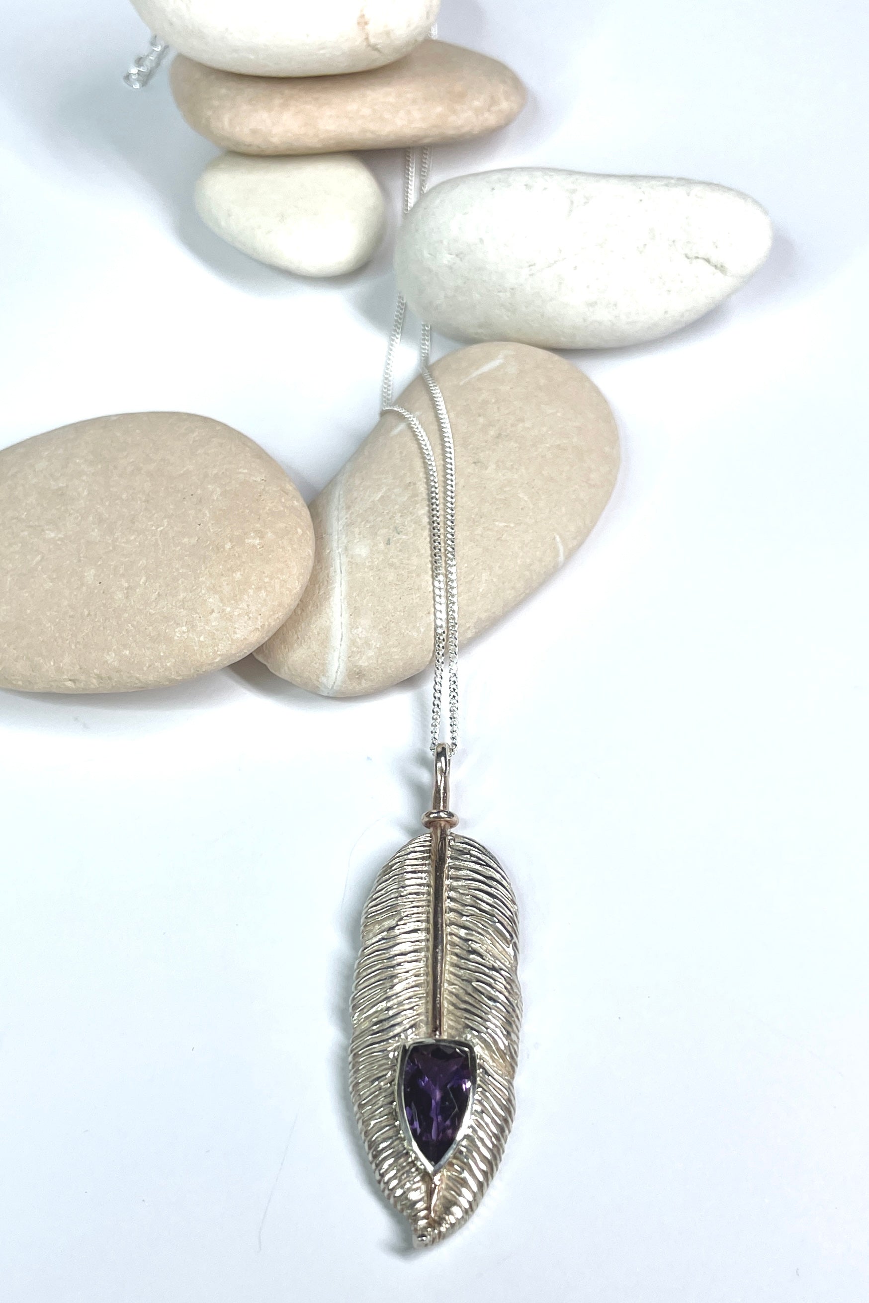 Pendant Feather in Silver with Amethyst