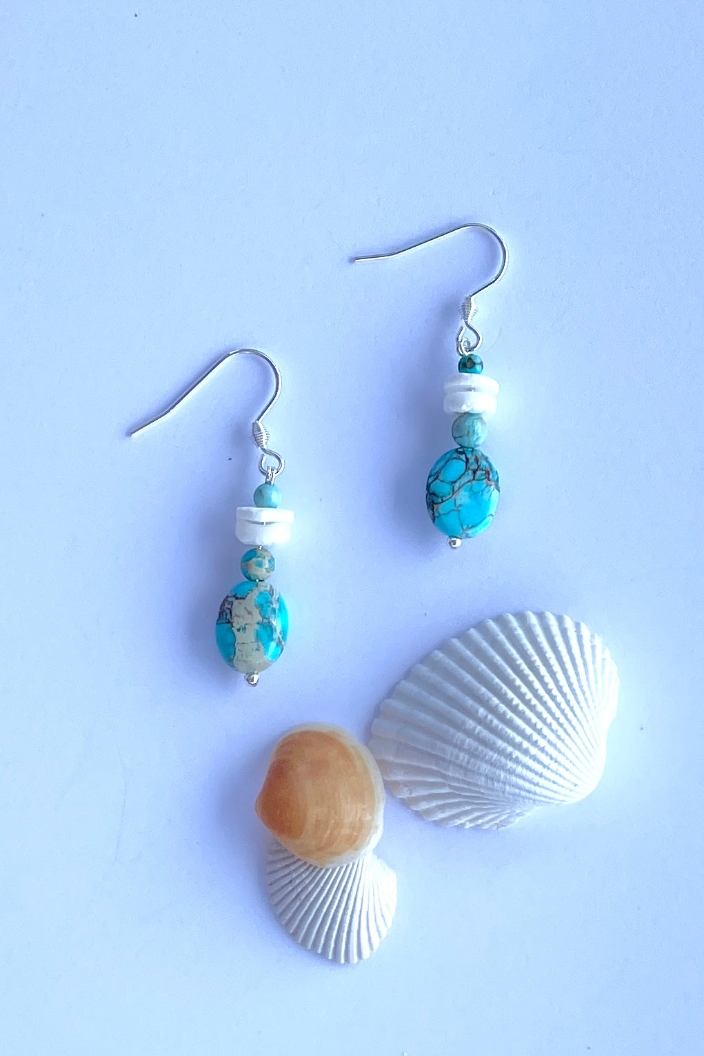 Earrings Cay Howlite Shell