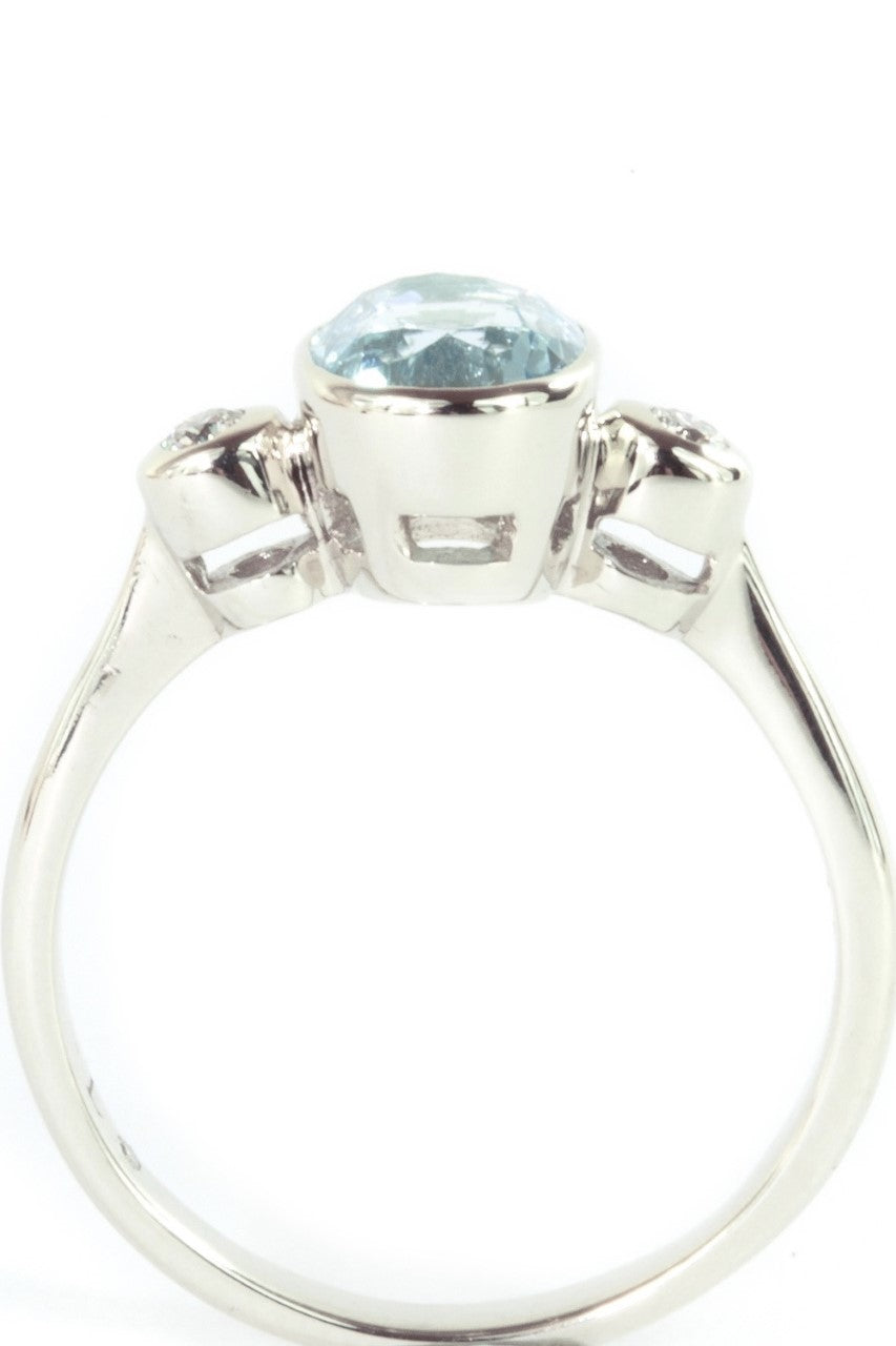 Ring with 8x6 Aquamarine Gemstone Oval 14ct White Gold