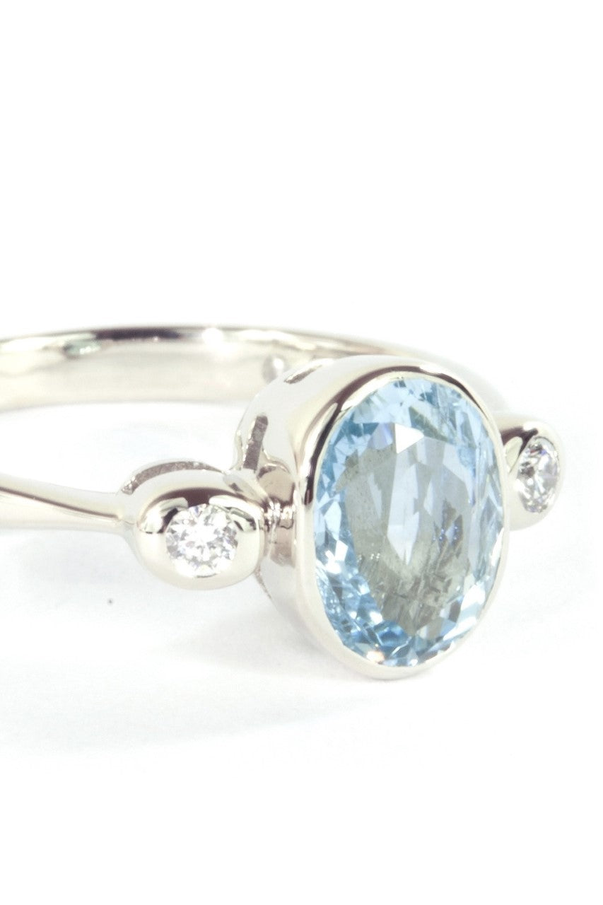 Ring with 8x6 Aquamarine Gemstone Oval 14ct White Gold