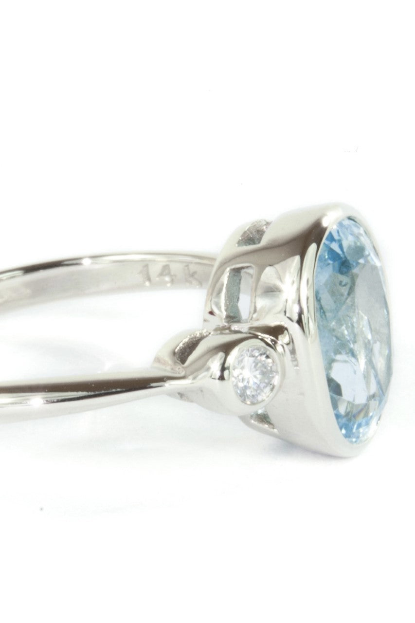 Ring with 10x8 Aquamarine Gemstone Oval 14ct White Gold