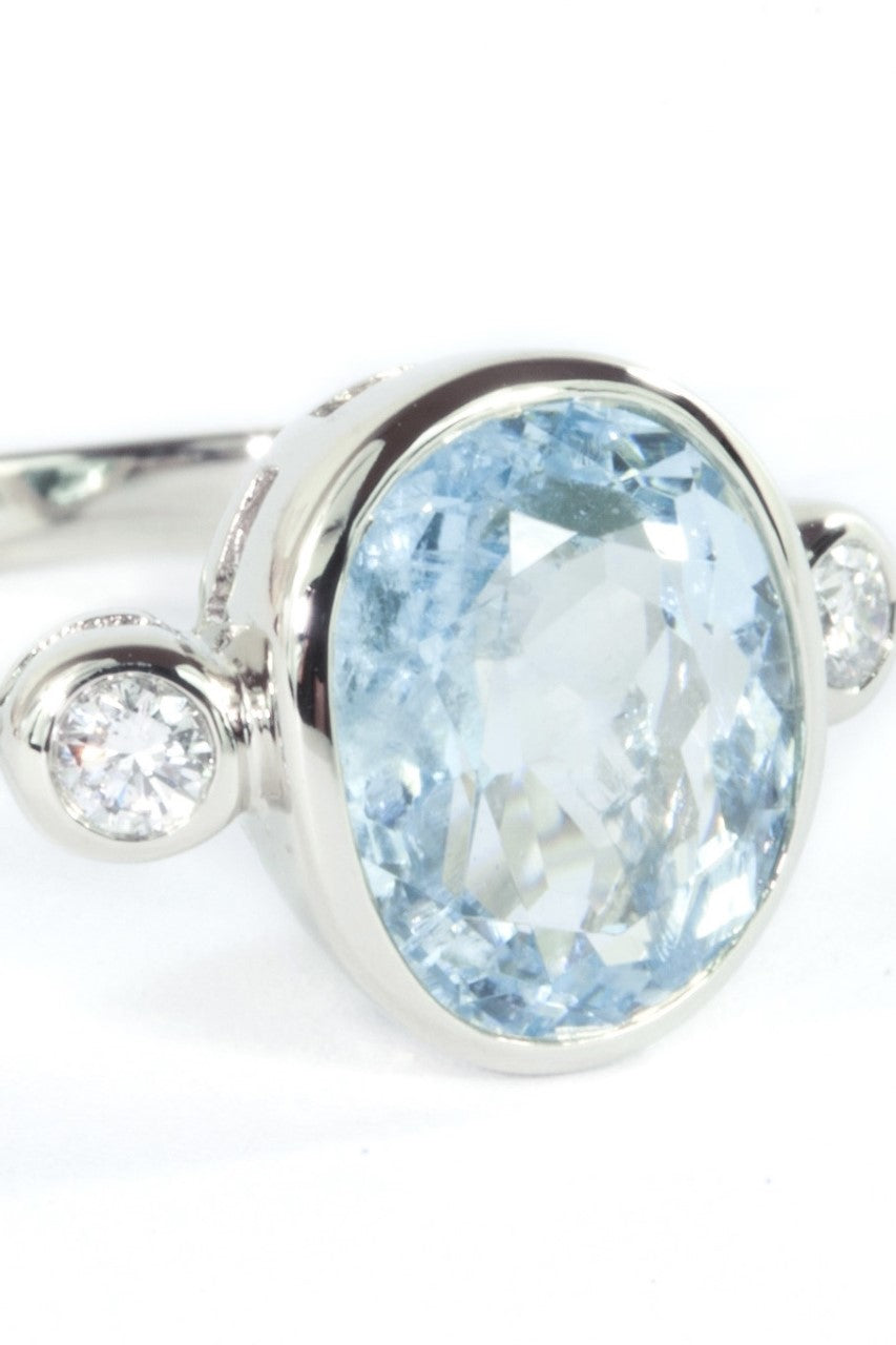 Ring with 10x8 Aquamarine Gemstone Oval 14ct White Gold