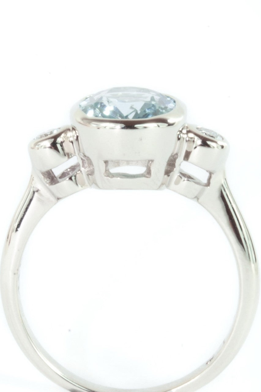 Ring with 9x7 Aquamarine Gemstone Oval 14ct White Gold