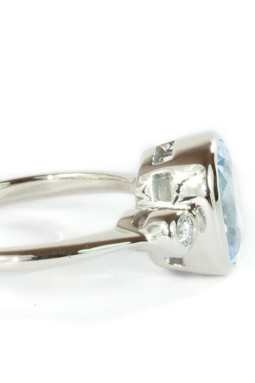 Ring with 9x7 Aquamarine Gemstone Oval 14ct White Gold