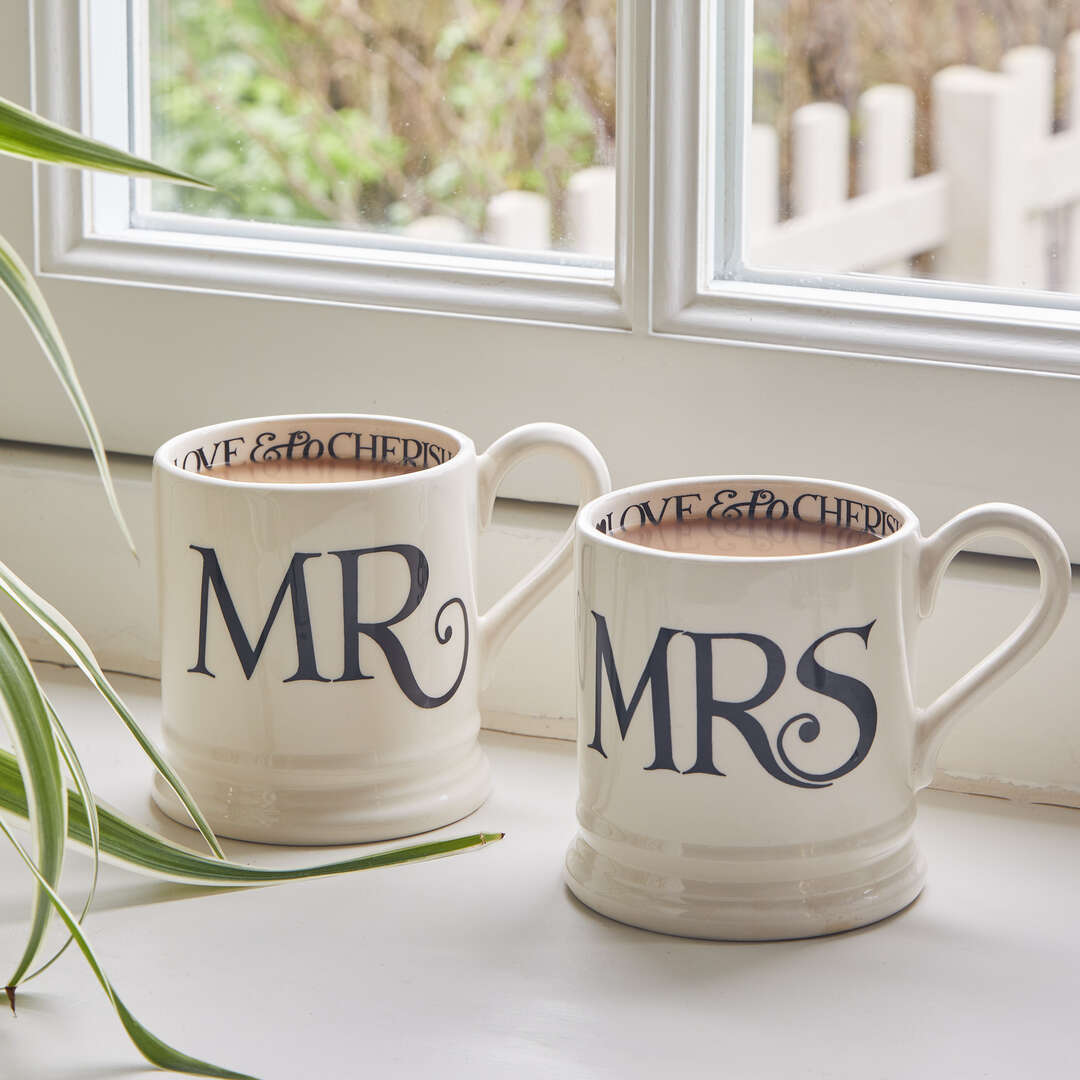 Black Toast 'Mr & Mrs' Set of 2 1/2 Pint Mugs Boxed