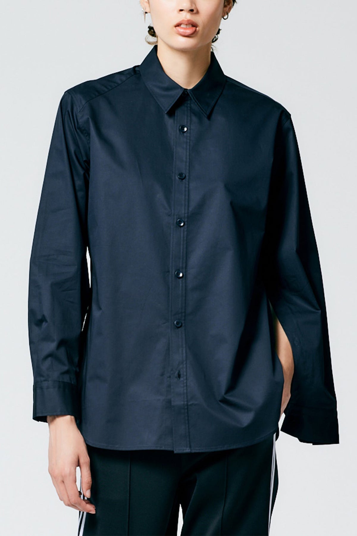 Eco Poplin Shirt With Inseam Vent in Dark Navy