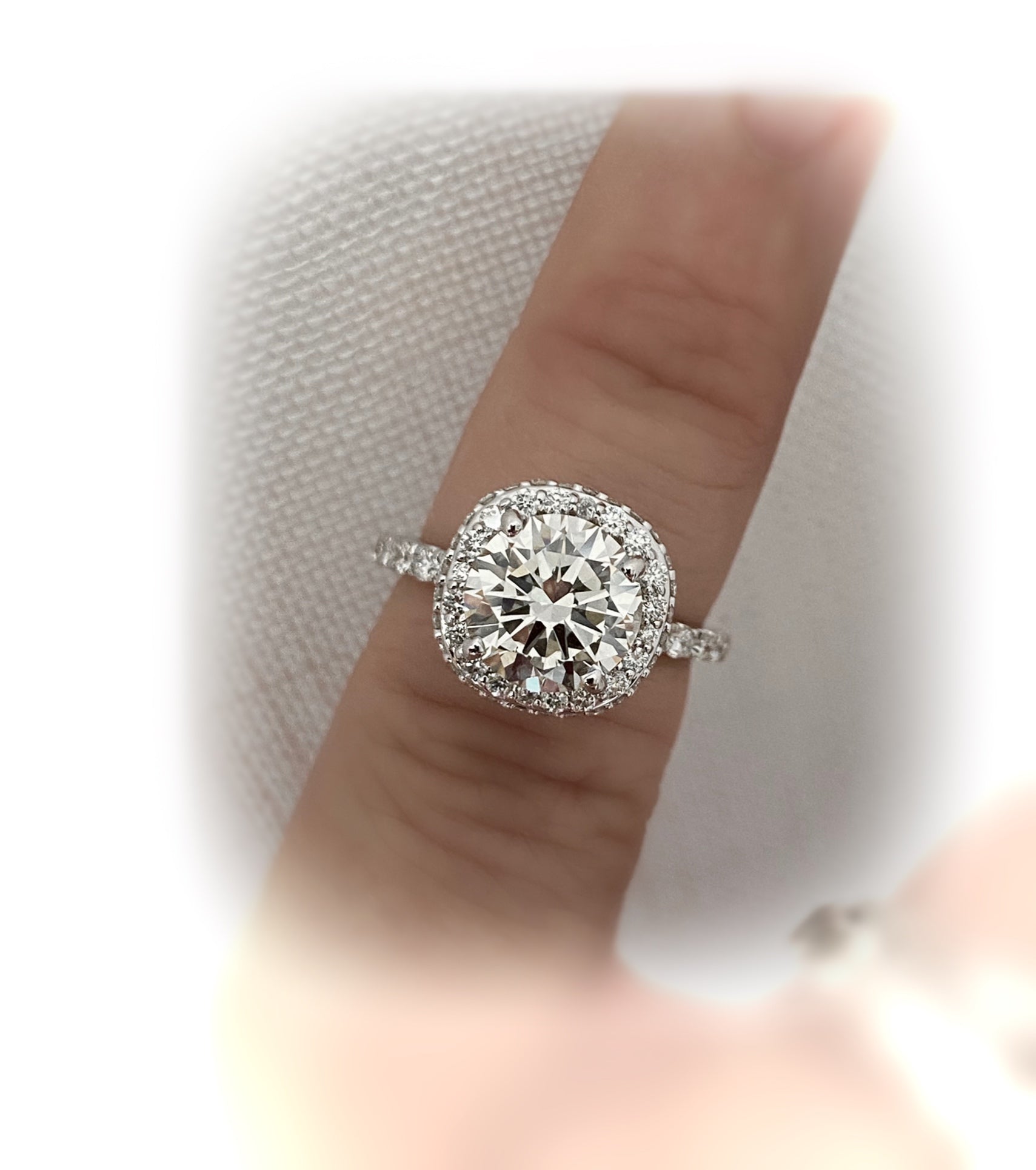 3.15 Ct Cushion Halo with Brilliant Cut Round Diamond Engagement Ring VS2