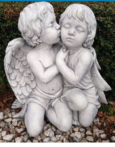 Поцелованные ангелом. Поцелуй ангела. Ангелочек целует. Ангелочки целуются. Ангельский поцелуй.