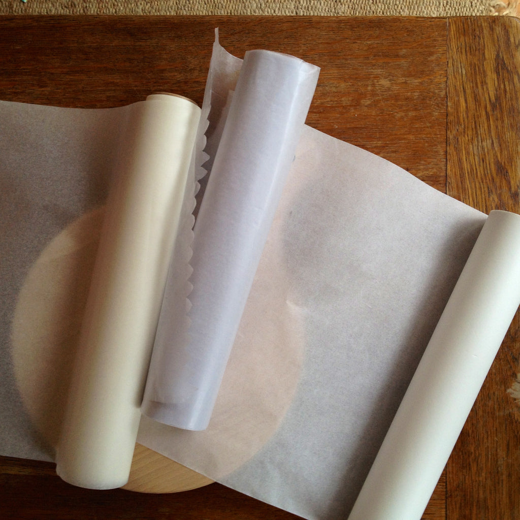 Бумага для выпечки нужно смазывать маслом. Пергаментная бумага. Пергаментная бумага для выпечки. Пергаментная бумага для упаковки. Пергаментная бумага для строительства.