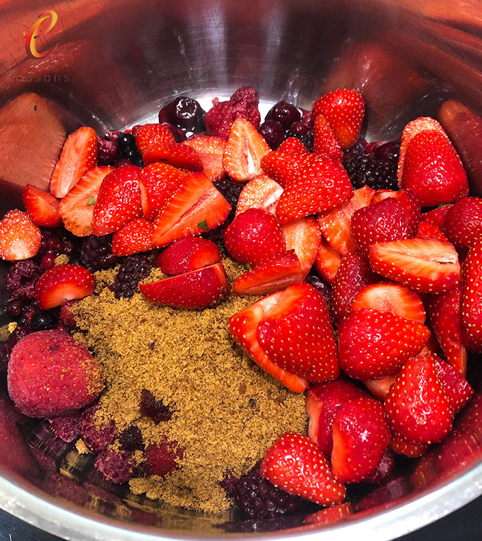 eSeasons_Strawberry_Season-Strawberry_Cinnamon_Crunch_Crumble_Dark Brown Sugar with Berries in Pan
