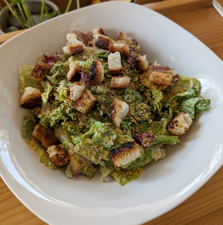 Caesar salad topped with lots of croutons from La Raíz de la Tierra