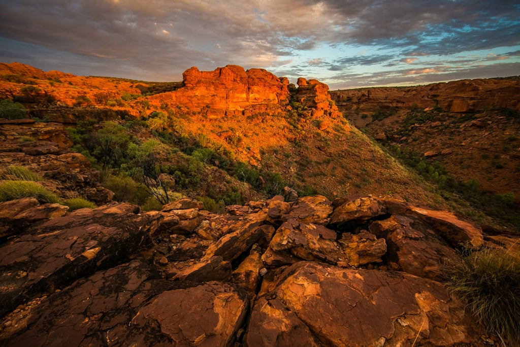 warmly-lit-landscape-of-dramatic-kings-canyon-in-australia