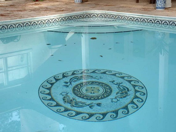 Arte de mosaico de piscina de medallón náutico — Fuente: Mozaico