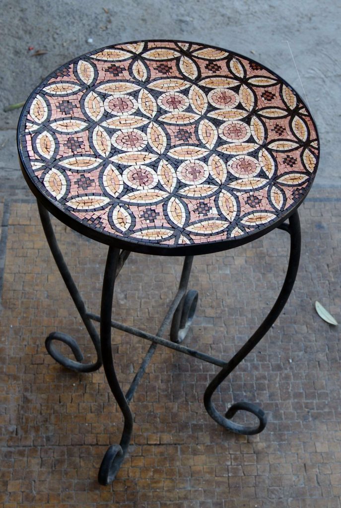 Dessus de table en mosaïque à motif floral