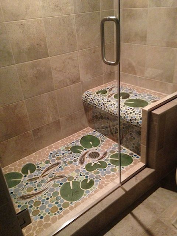 Мозаика на стуле в ванной