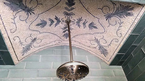 Мозаика на потолке ванной комнаты
