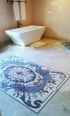 Мозаичный пол в ванной комнате с цветами