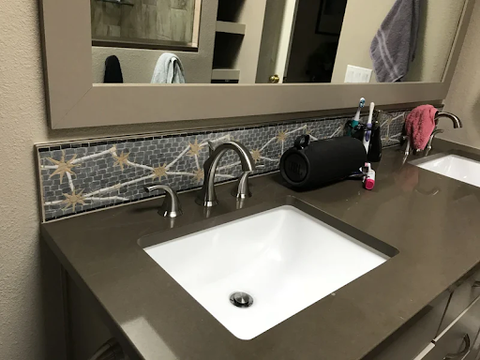 Мозаичный бордюр на раковине в ванной