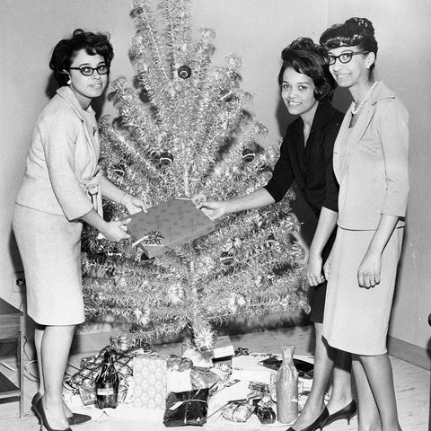 Splendette vintage 1950s Christmas aluminium tree with three woman posing with gifts