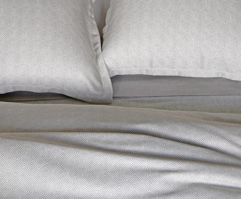 Dia grey bedding