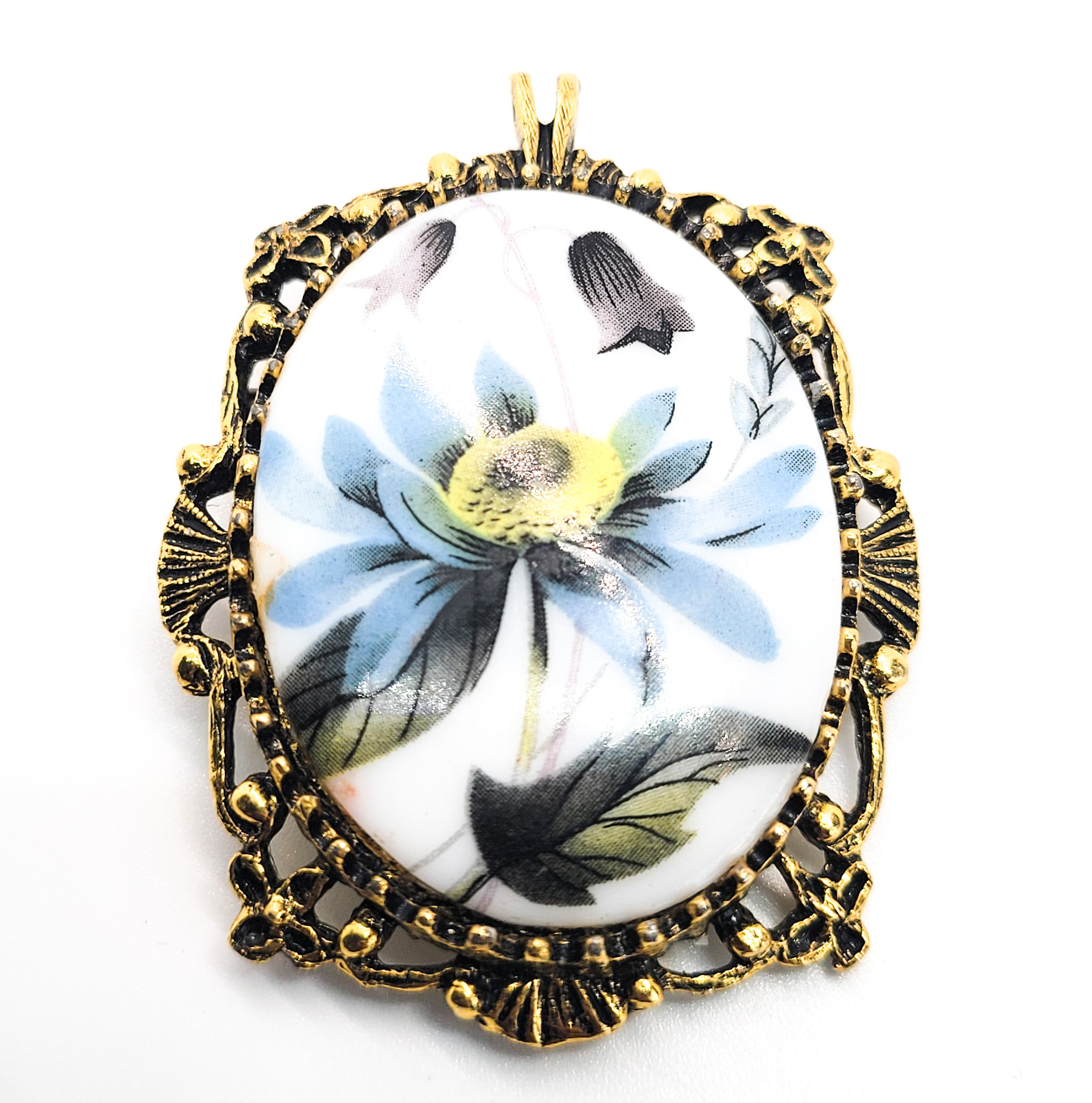 Blue Daisy flower painted cameo vintage gold toned pendant brooc