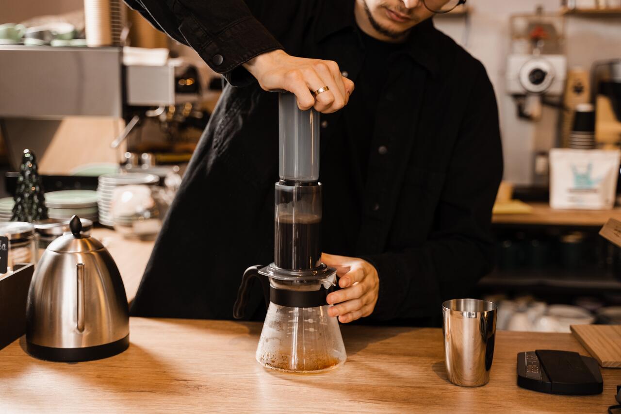 aeropress ile kahve yapan bir adam